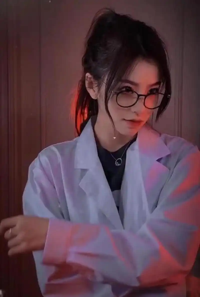 千万粉丝女网红cos医生?刘思瑶首穿白大褂,回怼网友的评论亮了