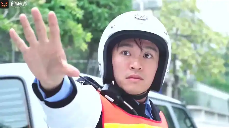 互粉-互关-上线必回-----逃学威龙:星爷这段太搞笑了,化身交警却被小