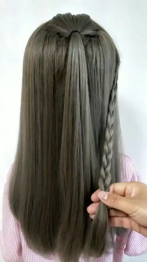 秋季女生中长发时尚编发发型 侧边编发可爱小辫子披发发型怎么编