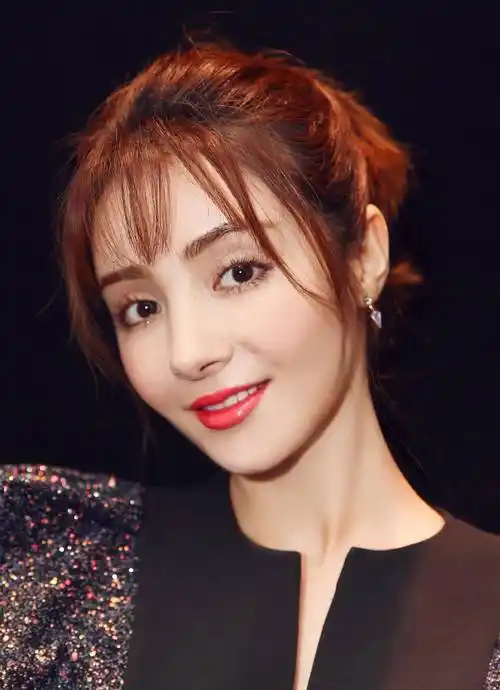 其实除了这几位,还有一位出身新疆的美貌女星就是麦迪娜.