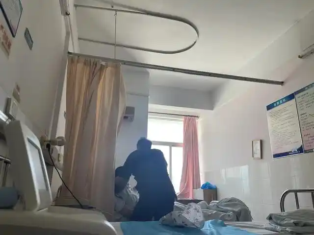 安徽一医院,陪护家属躺床上撒狗粮,病友无奈,他俩像是在度蜜月