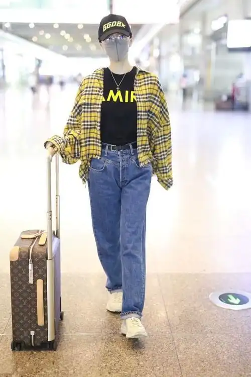 男友风装扮学景甜外穿格子衬衫搭牛仔裤要系上皮带才有范