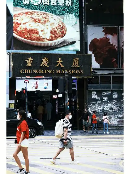 发生在他们身上的各种各样疑幻似真的传言和故事;香槟大厦就是电视剧