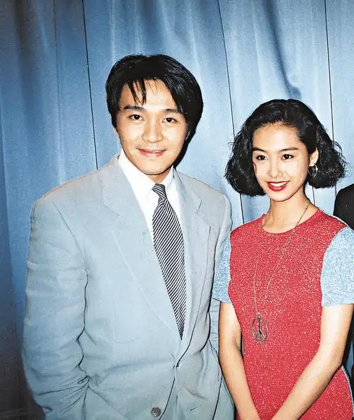 周星驰公开承认想念旧爱罗慧娟,两人曾相恋3年,女方已离世10年_恋情