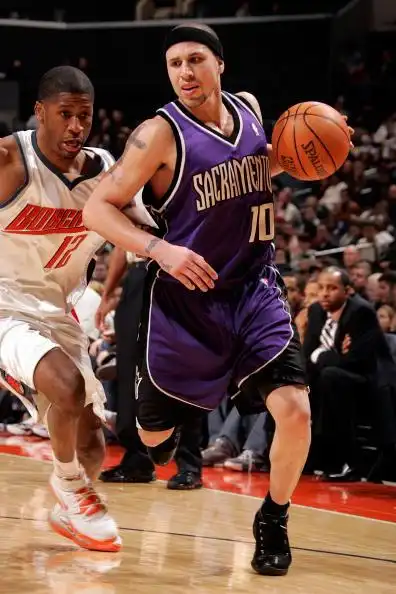 图文nba国王103106山猫毕比带球突破山猫