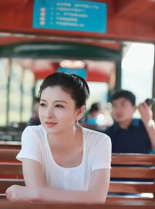 演员斓曦,在去吃饭路上捡来了一个老公,低调生活幸福了十年!