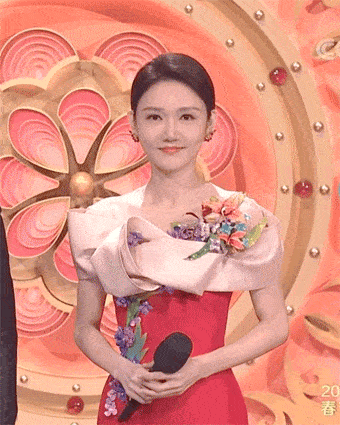 今年春晚的c位不是杨紫,竟然是她?_礼服_中国_衣服