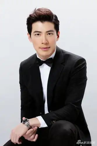 超级奶爸黄少祺发布绅士写真 霸道总裁范不失性感