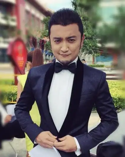 从更新后的主持人名单可以看出,竟有20多人惨遭除名.