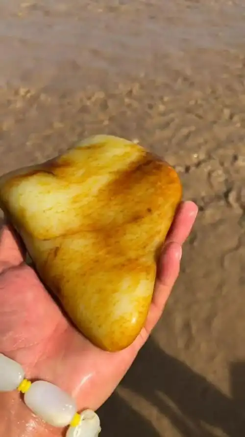 在海边游玩,碰到一块玉石,运气真的太好了