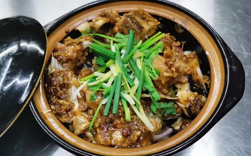 大厨教你最正宗广东"砂锅鱼头"做法,视频清晰解说到位快收藏