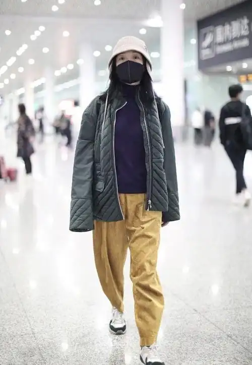 周迅出现在机场穿小棉袄下搭丝绒裤私服打扮是真随意