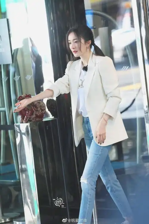 杨幂最新私服造型双马尾发型白色外套蓝色牛仔裤