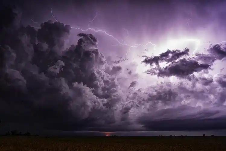 追风者拍摄超级单体雷暴画面如世界末日