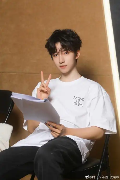 #贺峻霖剪刀手随拍##贺峻霖工作比耶随拍#