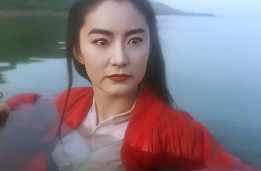 东方不败,大家的脑子里最先涌入的两大荧幕形象应当是陈乔恩与林青霞