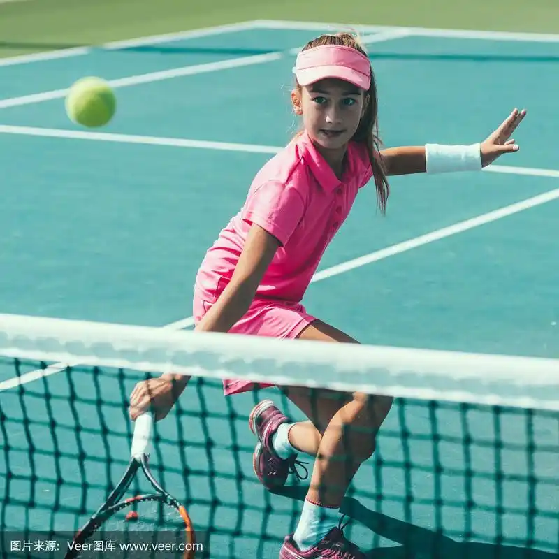 小女孩在打网球