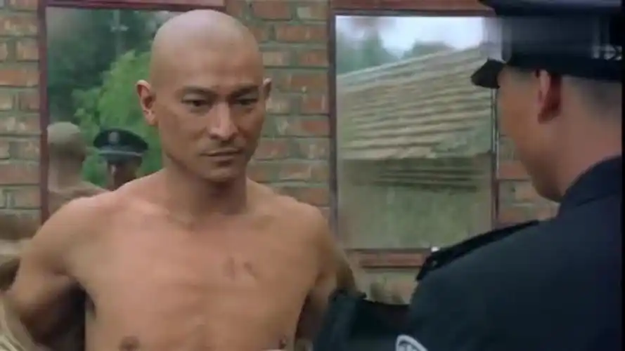 刘德华剃光头穿上一袭袈裟佛袍加上抽烟的姿势真的是无人能模仿