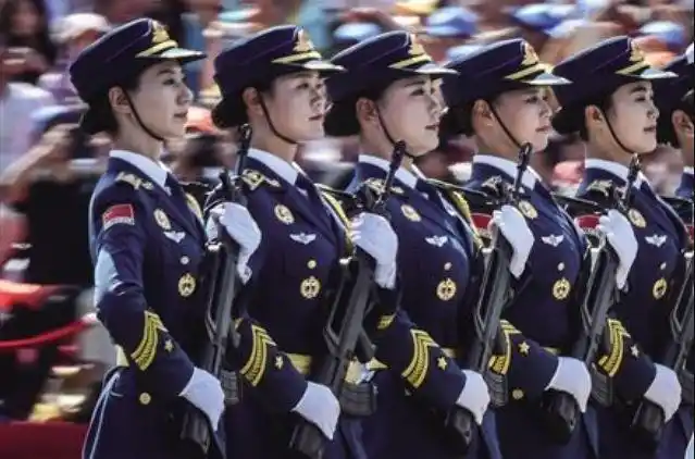 国庆大阅兵女兵英姿飒爽那个笑起来像刘涛的兵姐姐火了