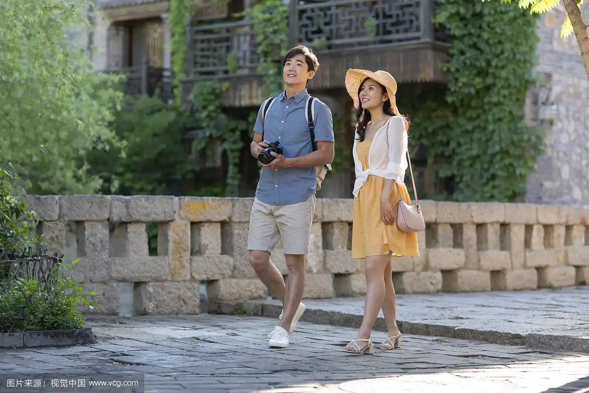 快乐年轻情侣旅游度假