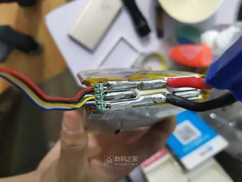 拆解小能人汽车启动电源