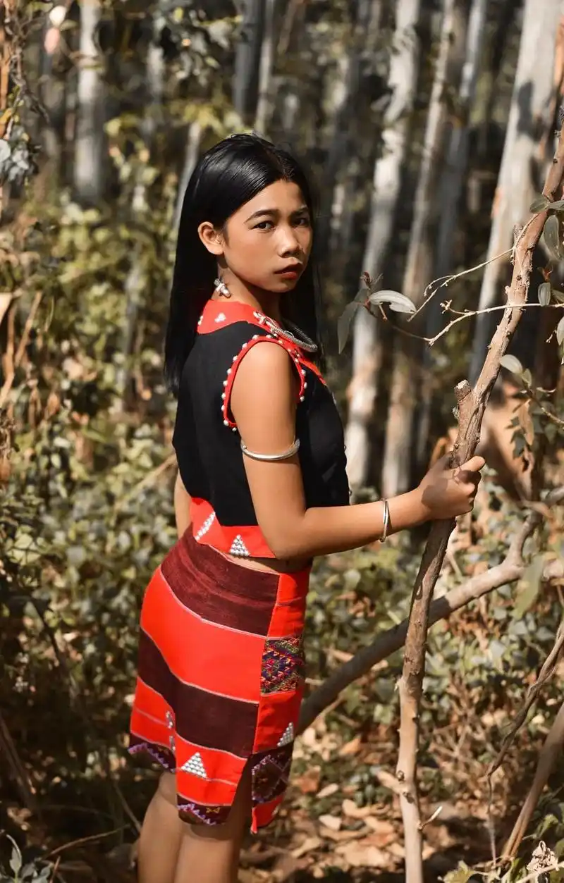 黑珍珠一般的佤族姑娘,有种野性原始的韵味#摄影#佤族#少数民 - 抖音