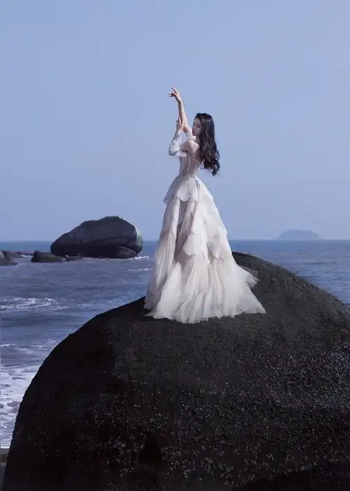 组图:林允海边大片唯美动人 穿鳞片裙像童话里的公主_高清图集_新浪网