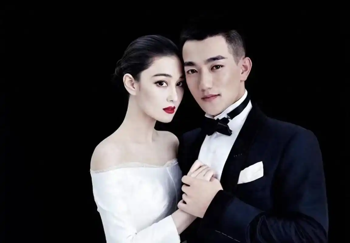 张馨予何捷甜蜜约会曝光 张馨予与丈夫何捷在街头约会,两人身穿白色