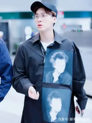 李易峰寸头上演眼镜杀,儒雅帅气,尽显王者气概