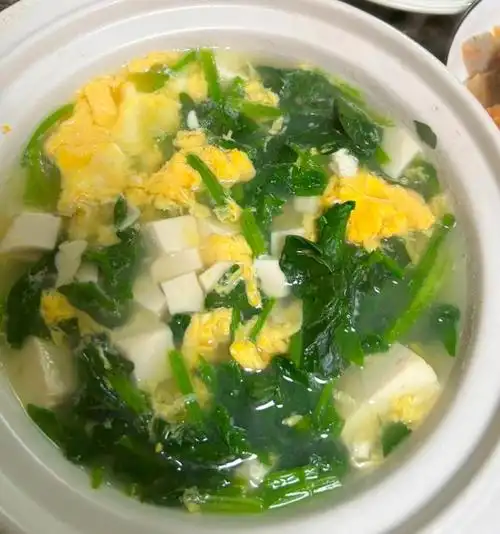 准备菠菜,日本豆腐切成块状,鸡蛋打散备用.