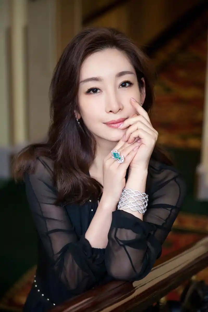 秦海璐现身法国 黑色连衣裙妩媚惊艳