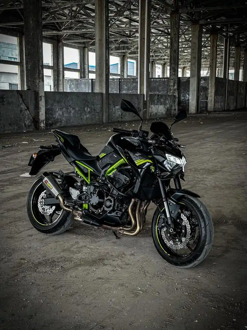 我说川崎z900是最好骑的四缸准公升街车.四万块就能骑130