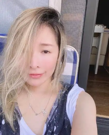 萧亚轩晒素颜自拍 发丝微乱挡脸对镜浅笑面色红润