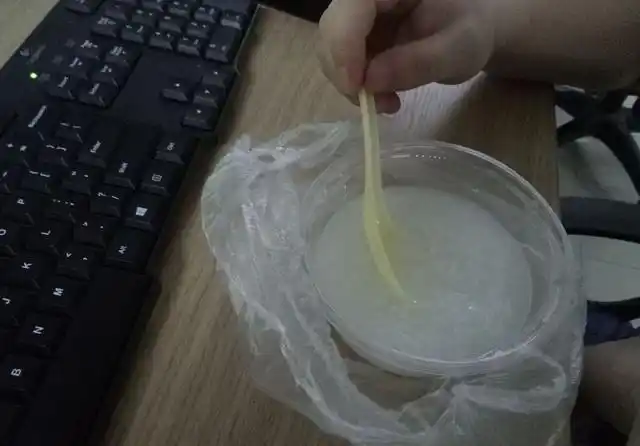 晚饭很简单,自己会弄点面吃,有时候也会搞搞新花样,弄个杂酱面什么的.