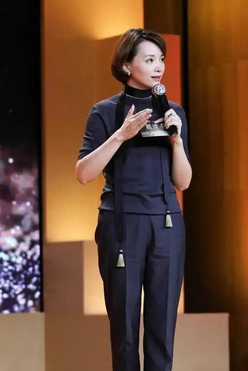 1:同色系搭配像董卿的这身穿搭,因为衣服已经自带收腰,且裙子本身就