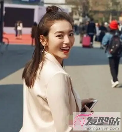 直发适合扎半丸子头吗 这样扎时尚活泼超显嫩
