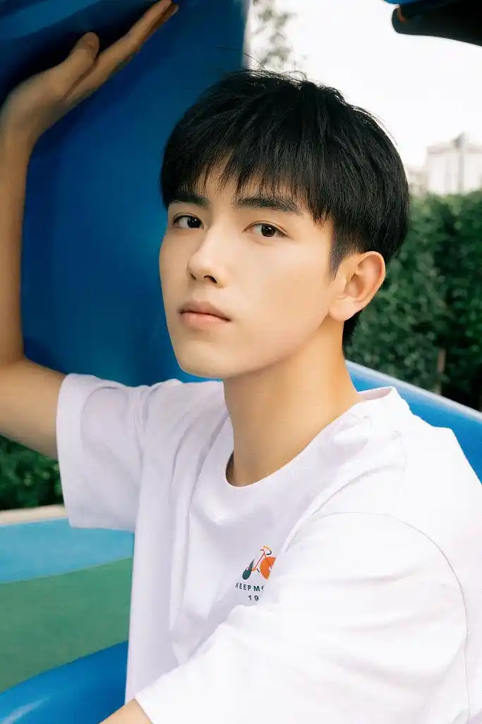 陈飞宇运动风写真少年感十足 细碎刘海尽显帅气脸庞超有范
