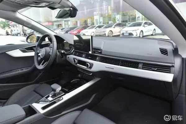 当前位置:>易车>奥迪a5方向盘摘要>摘要详情> 在内饰配置方面上,这款