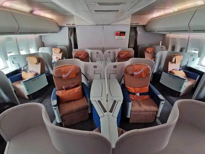 拐弯的时候特明显 行李架也还是有的 头等舱 头等舱位于商务舱的后部