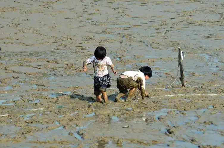 玩泥巴的小姑娘