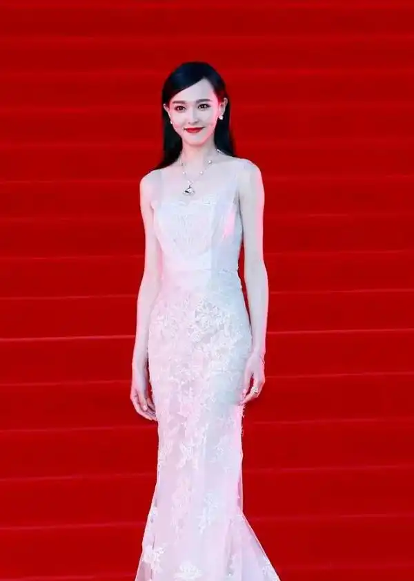 衣架子唐嫣身穿we couture 2014春季定制白色蕾丝长裙带着仙气飘上