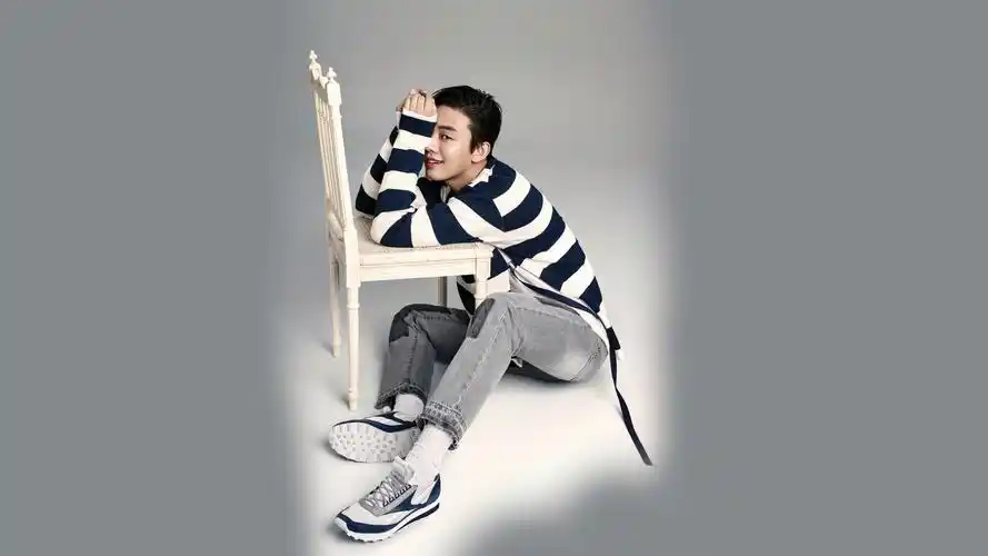 韩国帅哥刘亚仁时尚休闲写真电脑桌面壁纸高清大图预览1920x1080_日韩