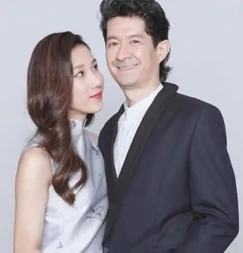 钟嘉欣晒与老公贴脸照表白!