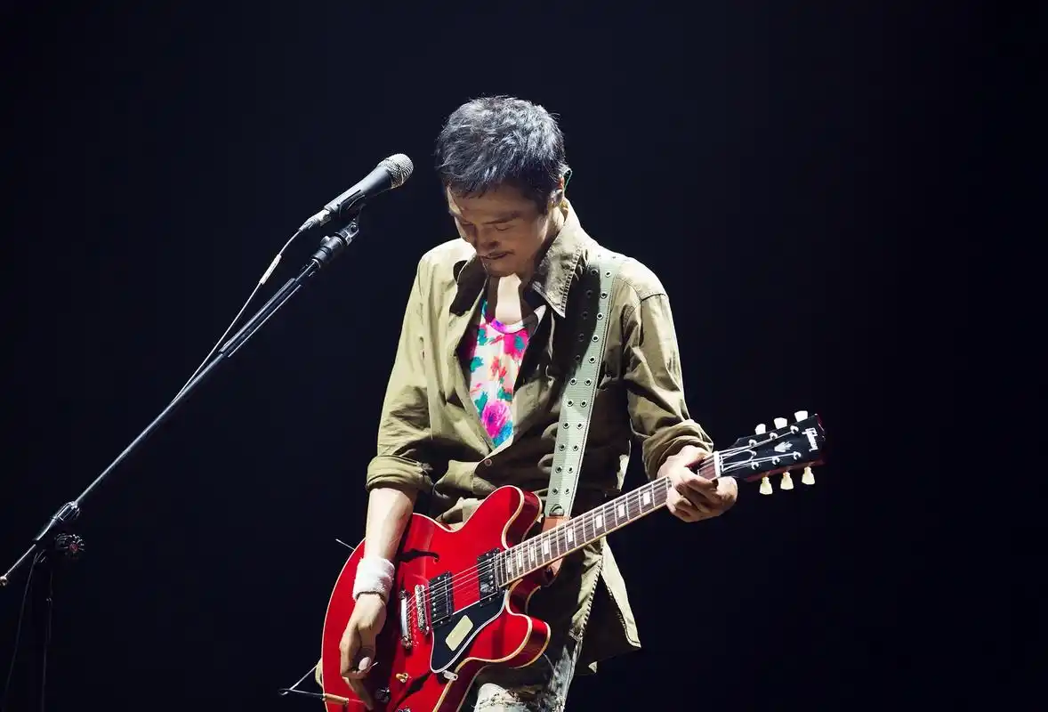 时常独来独往,不屈从于名利的朴树,其实有一位很富有的妻子