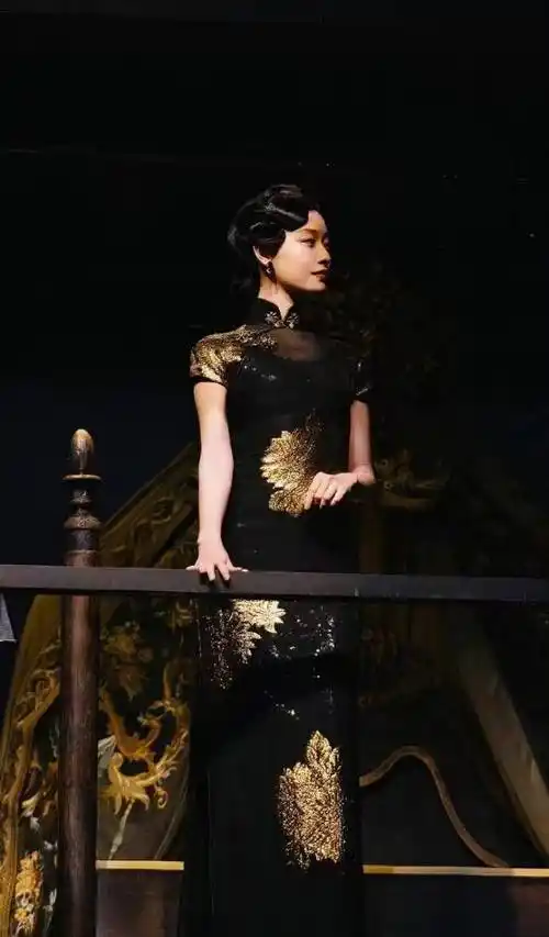 我们来分析一下倪妮的造型,感受一下旗袍的时尚魅力._女性_自然_黑色