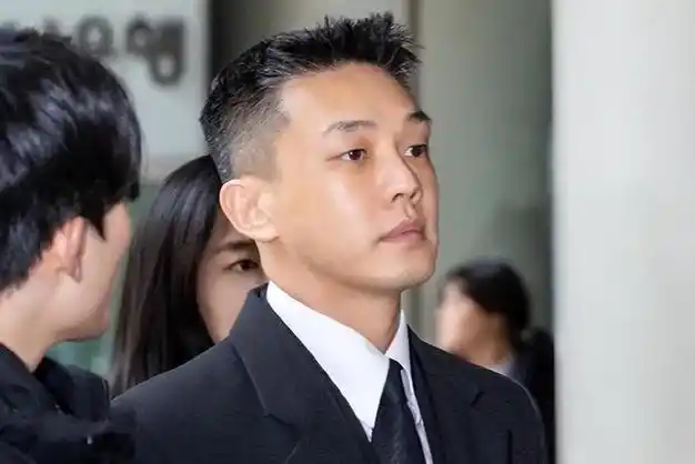 刘亚仁第三次公审亮相面对记者冷漠白发令人唏嘘