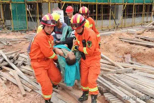 梧州一在建工地工人被钢筋刺穿手臂 消防紧急施救_进行