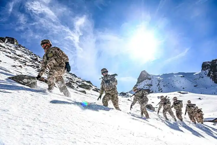 用"足迹"书写戍边华章