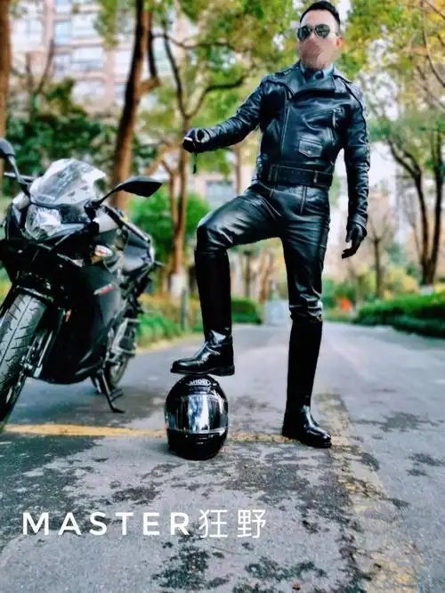 穿马靴骑摩托的男人