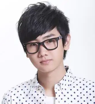 圆脸男星汪苏泷 修颜斜庞克发型图片